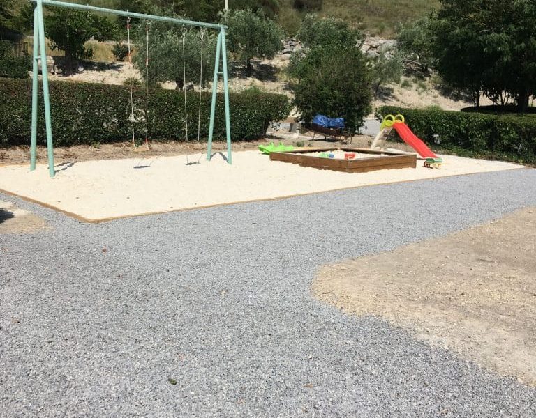 camping-le-chambron-aire-de-jeux-enfant